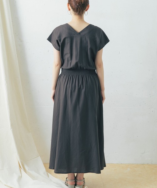 URBAN RESEARCH ROSSO WOMEN（アーバンリサーチ　ロッソ）の「UR GREEN Vネックギャザーワンピース（ワンピース・レディース・チャコールグレー/イエロー/パープル系その他・FREE）」の17枚目の写真