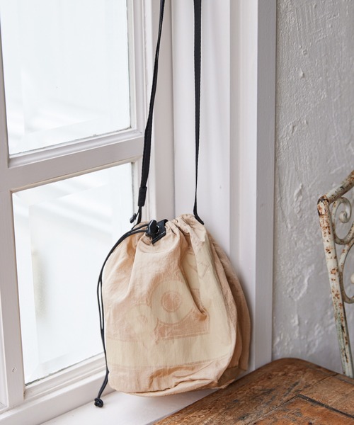 mysty woman（ミスティウーマン）の「PONY巾着ミニバッグ 215425（ハンドバッグ・レディース・ベージュ/ブラウン/オレンジ・FREE）」の2枚目の写真