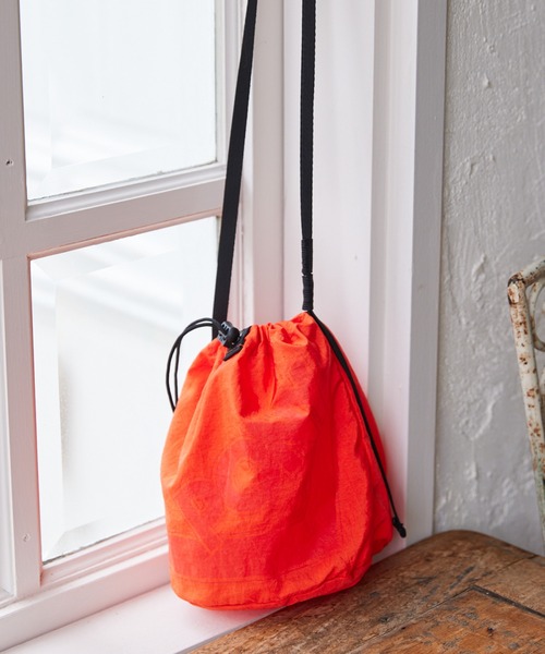 mysty woman（ミスティウーマン）の「PONY巾着ミニバッグ 215425（ハンドバッグ・レディース・ベージュ/ブラウン/オレンジ・FREE）」の3枚目の写真