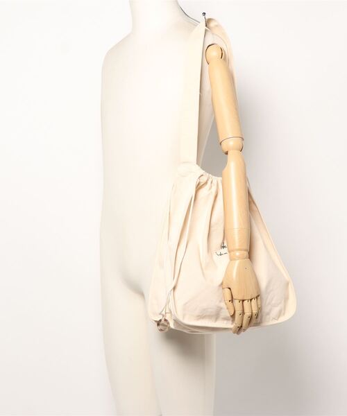 idem(イデム)の「idem tote bag/巾着トートバッグ(ショルダーバッグ・レディース・アイボリー・FREE)」の11枚目の写真