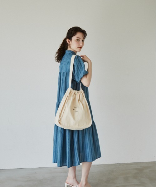 idem(イデム)の「idem tote bag/巾着トートバッグ(ショルダーバッグ・レディース・アイボリー・FREE)」の2枚目の写真