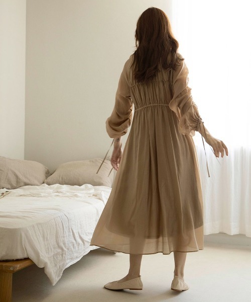 mangata(モンガータ)の「Sheer gather onepiece(ワンピース・レディース・ベージュ/ピンクベージュ・FREE)」の5枚目の写真