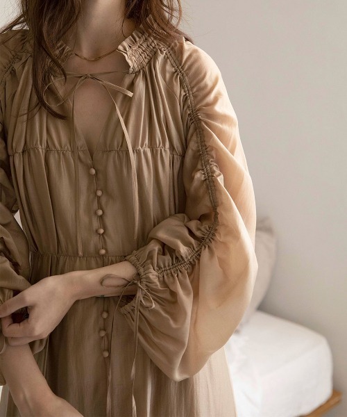 mangata(モンガータ)の「Sheer gather onepiece(ワンピース・レディース・ベージュ/ピンクベージュ・FREE)」の17枚目の写真