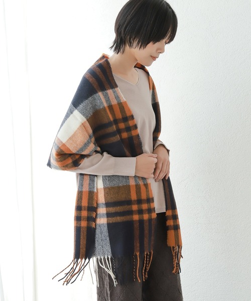 LAKOLE(ラコレ)の「アソートチェック柄マフラー / 955994(マフラー・レディース・オフホワイト/ベージュ/ブラウン/マスタード/ブルー/オレンジ・FREE)」の6枚目の写真