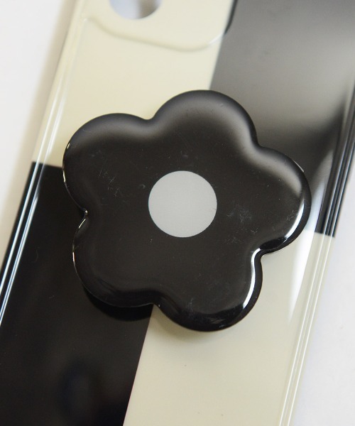 shopnikoniko（ショップニコニコ）の「フラワーグリップ モノトーン スマホケース iPhoneケース（スマホケース/カバー・レディース・ホワイト×ブラック・7h/8h/9h/F(110cm)                /76ｃｍ/80ｃｍ/84ｃｍ/E/C/B/H/G/D/F/A/I/J）」の3枚目の写真