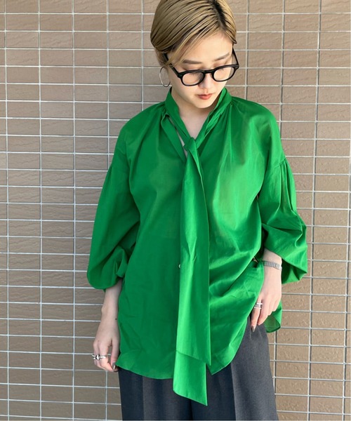 journal standard L'essage（ジャーナルスタンダードレサージュ）の「STボイル/レーヨンフラワーボウタイブラウス◆（シャツ/ブラウス・レディース・ネイビー/ナチュラル/グリーン系その他・FREE）」の2枚目の写真