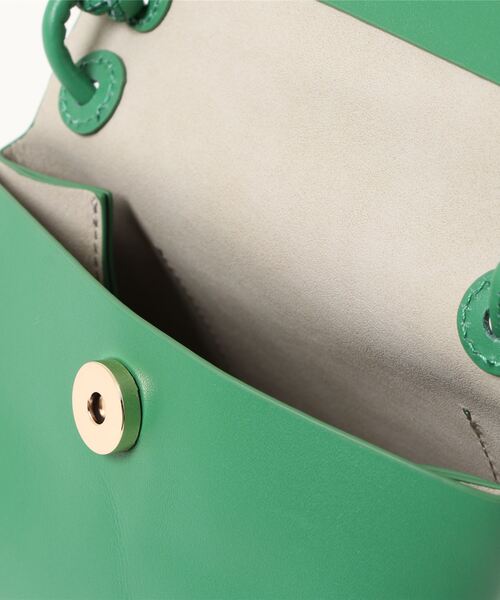 Beau're(ヴュレ)の「BEAURE ヴュレ カウレザー メタルハンドル ミニショルダーバッグ(ショルダーバッグ・レディース・ベージュ/グリーン・FREE)」の8枚目の写真