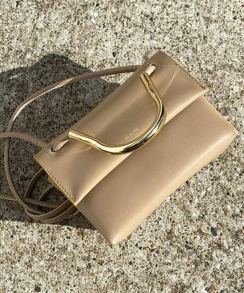 Beau're(ヴュレ)の「BEAURE ヴュレ カウレザー メタルハンドル ミニショルダーバッグ(ショルダーバッグ・レディース・ベージュ/グリーン・FREE)」の1枚目の写真