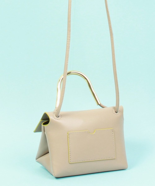 Beau're(ヴュレ)の「BEAURE ヴュレ カウレザー メタルハンドル ミニショルダーバッグ(ショルダーバッグ・レディース・ベージュ/グリーン・FREE)」の13枚目の写真