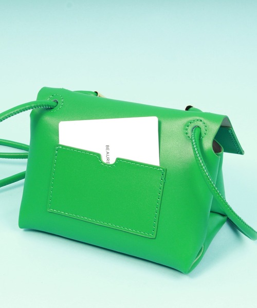 Beau're(ヴュレ)の「BEAURE ヴュレ カウレザー メタルハンドル ミニショルダーバッグ(ショルダーバッグ・レディース・ベージュ/グリーン・FREE)」の19枚目の写真