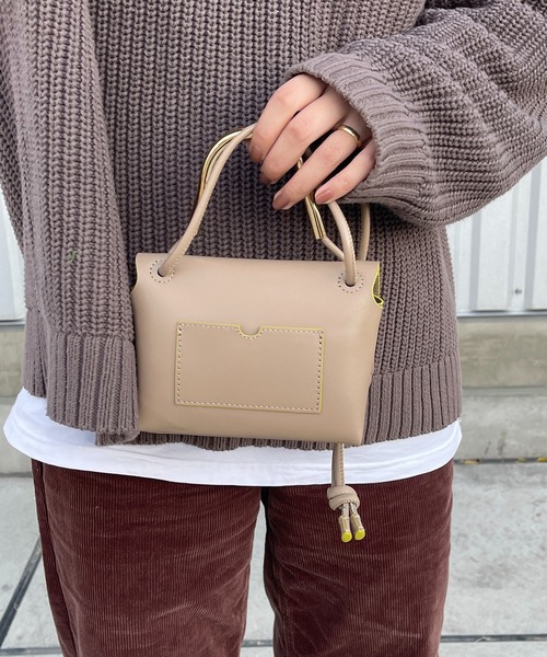 Beau're(ヴュレ)の「BEAURE ヴュレ カウレザー メタルハンドル ミニショルダーバッグ(ショルダーバッグ・レディース・ベージュ/グリーン・FREE)」の21枚目の写真