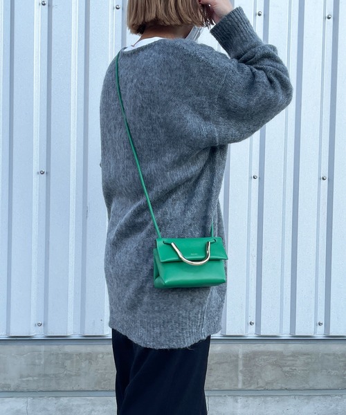 Beau're(ヴュレ)の「BEAURE ヴュレ カウレザー メタルハンドル ミニショルダーバッグ(ショルダーバッグ・レディース・ベージュ/グリーン・FREE)」の3枚目の写真