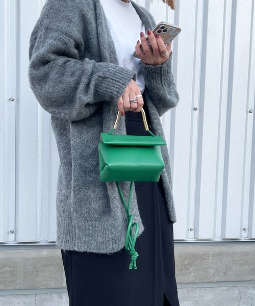 Beau're(ヴュレ)の「BEAURE ヴュレ カウレザー メタルハンドル ミニショルダーバッグ(ショルダーバッグ・レディース・ベージュ/グリーン・FREE)」の4枚目の写真