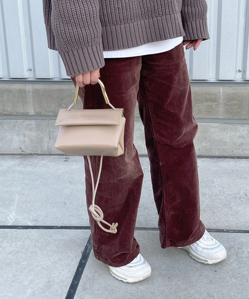 Beau're(ヴュレ)の「BEAURE ヴュレ カウレザー メタルハンドル ミニショルダーバッグ(ショルダーバッグ・レディース・ベージュ/グリーン・FREE)」の5枚目の写真