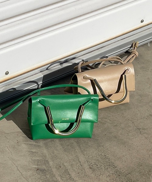 Beau're(ヴュレ)の「BEAURE ヴュレ カウレザー メタルハンドル ミニショルダーバッグ(ショルダーバッグ・レディース・ベージュ/グリーン・FREE)」の12枚目の写真