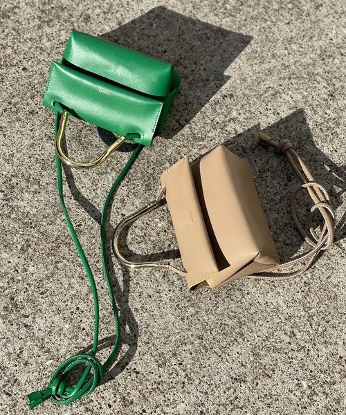 Beau're(ヴュレ)の「BEAURE ヴュレ カウレザー メタルハンドル ミニショルダーバッグ(ショルダーバッグ・レディース・ベージュ/グリーン・FREE)」の6枚目の写真