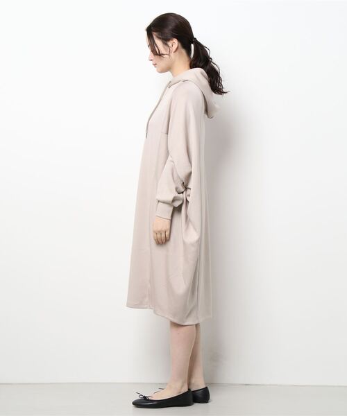 Q（キュー）の「ダンボールニットコクーンワンピース（ワンピース・レディース・ライトベージュ/ネイビー・MEDIUM）」の3枚目の写真