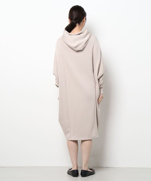 Q（キュー）の「ダンボールニットコクーンワンピース（ワンピース・レディース・ライトベージュ/ネイビー・MEDIUM）」の4枚目の写真