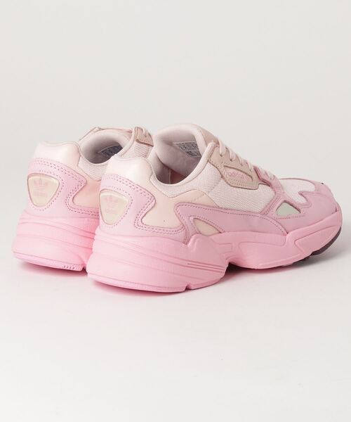 adidas(アディダス)の「ADIDAS FALCON W(スニーカー・レディース・ピンク・23.0cm)」の2枚目の写真