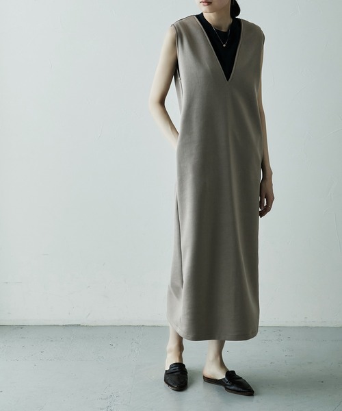 etoll.（エトル）の「Vネック ポンチ ロングワンピース（ワンピース・レディース・ブラック/グレイッシュベージュ/アイボリー/モカ・M）」の3枚目の写真
