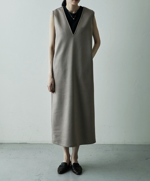 etoll.（エトル）の「Vネック ポンチ ロングワンピース（ワンピース・レディース・ブラック/グレイッシュベージュ/アイボリー/モカ・M）」の5枚目の写真