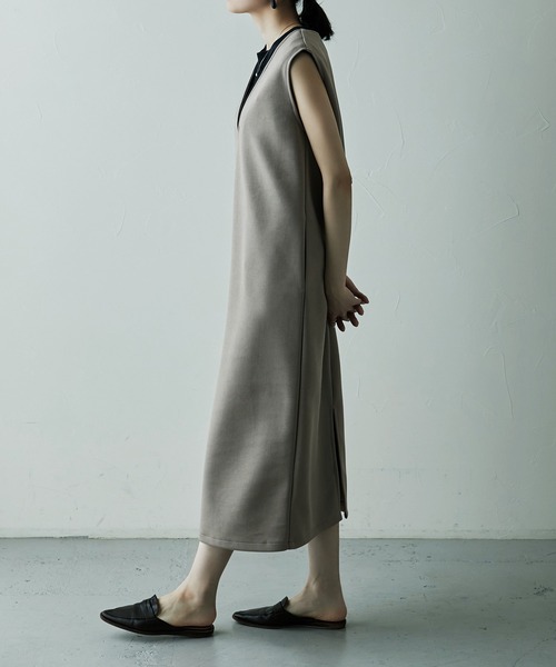 etoll.（エトル）の「Vネック ポンチ ロングワンピース（ワンピース・レディース・ブラック/グレイッシュベージュ/アイボリー/モカ・M）」の8枚目の写真