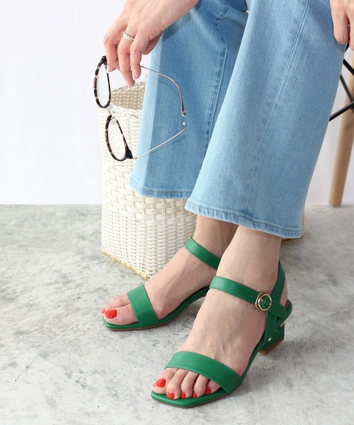 Fin（フィン）の「スクエアトゥデザインヒールストラップサンダル【低反発スポンジ入り】（サンダル・レディース・アイボリー/グリーン/ブラック/シルバー/ベージュ・22.5cm/24.5cm/23.5cm/24cm/23cm/25cm）」の4枚目の写真