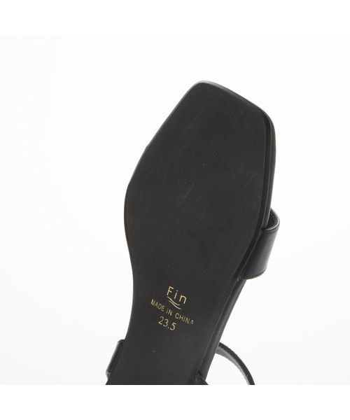 Fin（フィン）の「スクエアトゥデザインヒールストラップサンダル【低反発スポンジ入り】（サンダル・レディース・アイボリー/グリーン/ブラック/シルバー/ベージュ・22.5cm/24.5cm/23.5cm/24cm/23cm/25cm）」の7枚目の写真