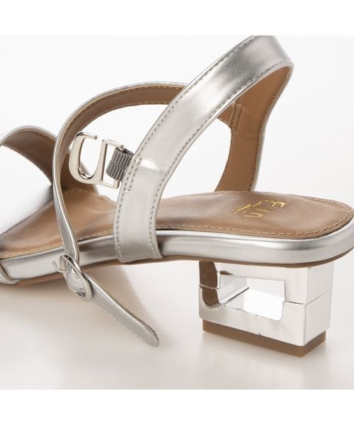 Fin（フィン）の「スクエアトゥデザインヒールストラップサンダル【低反発スポンジ入り】（サンダル・レディース・アイボリー/グリーン/ブラック/シルバー/ベージュ・22.5cm/24.5cm/23.5cm/24cm/23cm/25cm）」の13枚目の写真