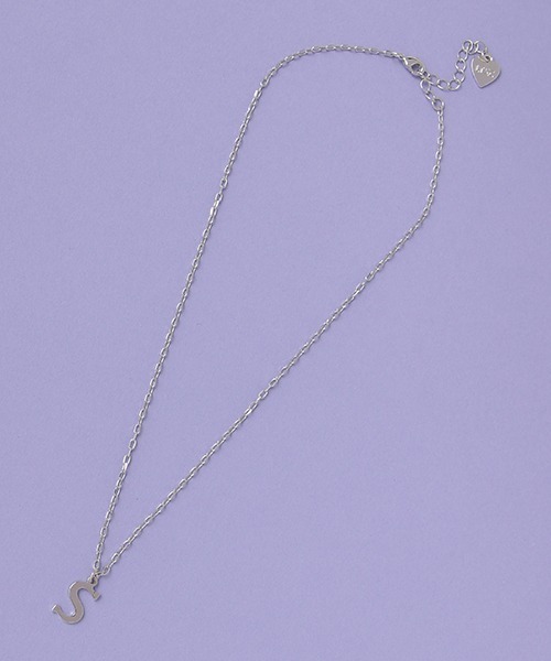 LOVETOXIC（ラブトキシック）の「イニシャルネックレス（ネックレス・キッズ・ラベンダー/ブラウン/オレンジ/サックスブルー/エメラルド/ブラック・FREE）」の2枚目の写真