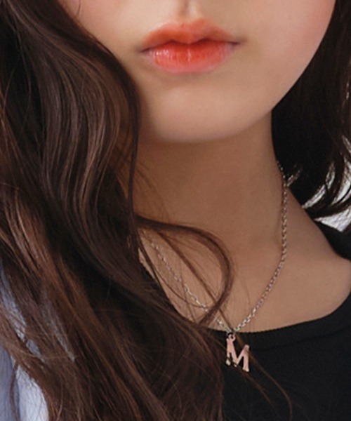 LOVETOXIC（ラブトキシック）の「イニシャルネックレス（ネックレス・キッズ・ラベンダー/ブラウン/オレンジ/サックスブルー/エメラルド/ブラック・FREE）」の7枚目の写真