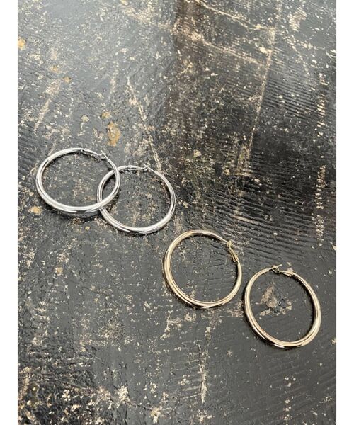 EMODA（エモダ）の「ワイドフープピアス（ピアス（両耳用）・レディース・シルバー/ゴールド・FREE）」の5枚目の写真