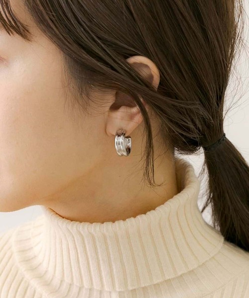 URBAN RESEARCH Sonny Label（アーバンリサーチサニーレーベル）の「ワイドフープピアス（ピアス（両耳用）・レディース・シルバー/ゴールド・ONE）」の2枚目の写真