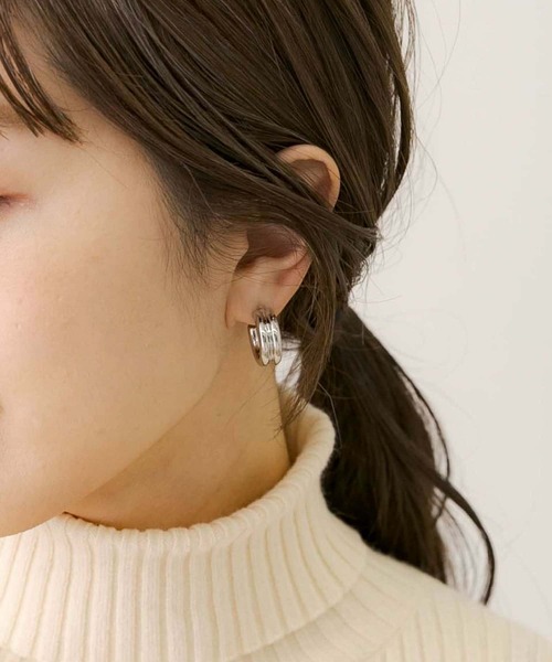 URBAN RESEARCH Sonny Label（アーバンリサーチサニーレーベル）の「ワイドフープピアス（ピアス（両耳用）・レディース・シルバー/ゴールド・ONE）」の3枚目の写真