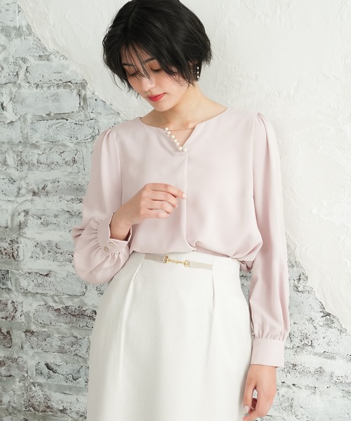 TRUDEA（トルディア）の「パール使いVネックブラウス（シャツ/ブラウス・レディース・ホワイト/ベージュ/ピンクベージュ/ブルーグリーン・SMALL/MEDIUM/LARGE）」の4枚目の写真