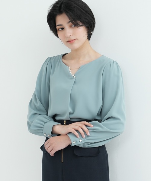 TRUDEA（トルディア）の「パール使いVネックブラウス（シャツ/ブラウス・レディース・ホワイト/ベージュ/ピンクベージュ/ブルーグリーン・SMALL/MEDIUM/LARGE）」の3枚目の写真