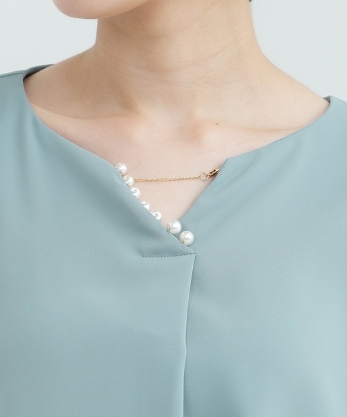 TRUDEA（トルディア）の「パール使いVネックブラウス（シャツ/ブラウス・レディース・ホワイト/ベージュ/ピンクベージュ/ブルーグリーン・SMALL/MEDIUM/LARGE）」の21枚目の写真