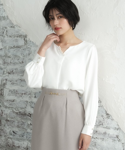 TRUDEA（トルディア）の「パール使いVネックブラウス（シャツ/ブラウス・レディース・ホワイト/ベージュ/ピンクベージュ/ブルーグリーン・SMALL/MEDIUM/LARGE）」の5枚目の写真