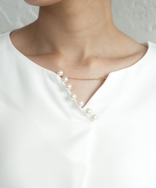 TRUDEA（トルディア）の「パール使いVネックブラウス（シャツ/ブラウス・レディース・ホワイト/ベージュ/ピンクベージュ/ブルーグリーン・SMALL/MEDIUM/LARGE）」の10枚目の写真