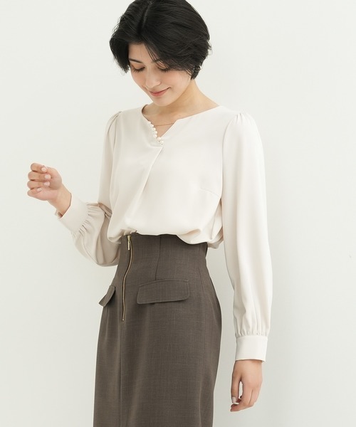 TRUDEA（トルディア）の「パール使いVネックブラウス（シャツ/ブラウス・レディース・ホワイト/ベージュ/ピンクベージュ/ブルーグリーン・SMALL/MEDIUM/LARGE）」の13枚目の写真