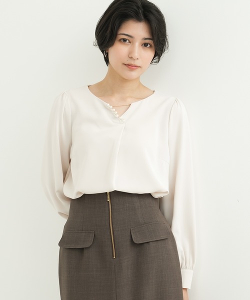 TRUDEA（トルディア）の「パール使いVネックブラウス（シャツ/ブラウス・レディース・ホワイト/ベージュ/ピンクベージュ/ブルーグリーン・SMALL/MEDIUM/LARGE）」の11枚目の写真