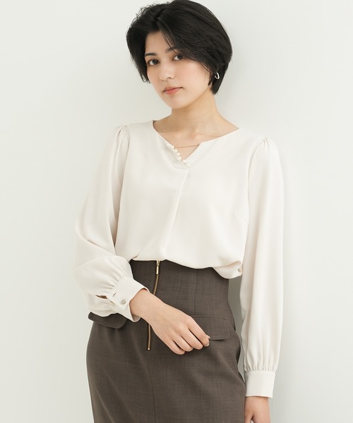 TRUDEA（トルディア）の「パール使いVネックブラウス（シャツ/ブラウス・レディース・ホワイト/ベージュ/ピンクベージュ/ブルーグリーン・SMALL/MEDIUM/LARGE）」の12枚目の写真