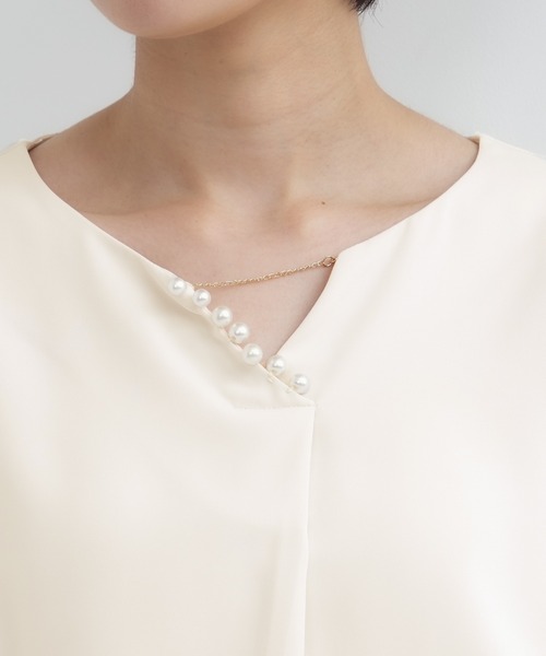 TRUDEA（トルディア）の「パール使いVネックブラウス（シャツ/ブラウス・レディース・ホワイト/ベージュ/ピンクベージュ/ブルーグリーン・SMALL/MEDIUM/LARGE）」の16枚目の写真