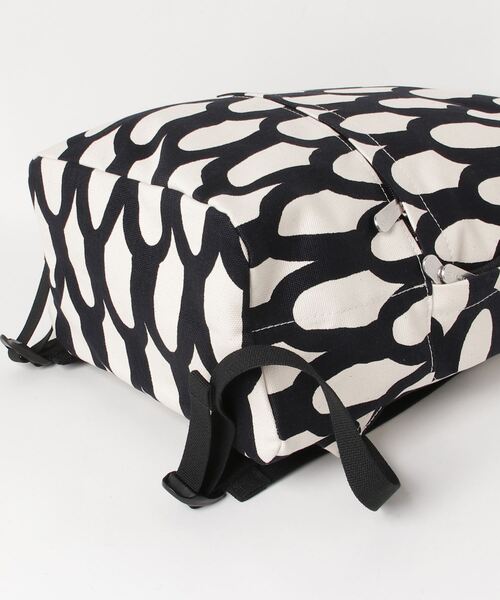 marimekko(マリメッコ)の「Suomu / Aamu Iso(バックパック/リュック・レディース・ネイビー・FREE)」の9枚目の写真