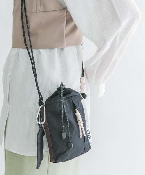 KBF（ケイビーエフ）の「CASSELINI　ナイロンハンディショルダー（ショルダーバッグ・レディース・ベージュ/ブラック/ブルー・ONE）」の2枚目の写真