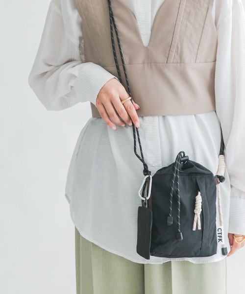 KBF（ケイビーエフ）の「CASSELINI　ナイロンハンディショルダー（ショルダーバッグ・レディース・ベージュ/ブラック/ブルー・ONE）」の16枚目の写真