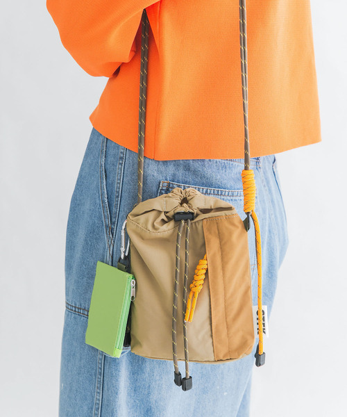 KBF（ケイビーエフ）の「CASSELINI　ナイロンハンディショルダー（ショルダーバッグ・レディース・ベージュ/ブラック/ブルー・ONE）」の19枚目の写真