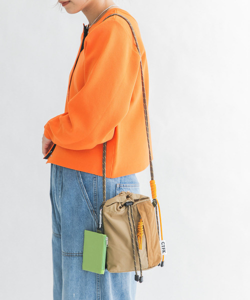 KBF（ケイビーエフ）の「CASSELINI　ナイロンハンディショルダー（ショルダーバッグ・レディース・ベージュ/ブラック/ブルー・ONE）」の4枚目の写真