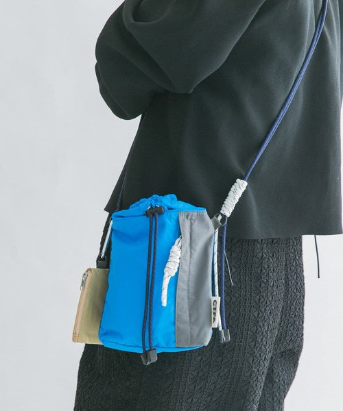 KBF（ケイビーエフ）の「CASSELINI　ナイロンハンディショルダー（ショルダーバッグ・レディース・ベージュ/ブラック/ブルー・ONE）」の11枚目の写真