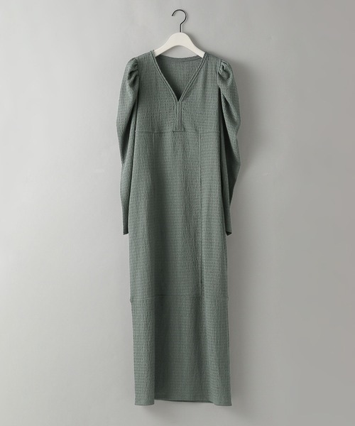 e/rm（イーアールエム）の「【e/rm】テクスチャーパフVネックドレス（ワンピース・レディース・ネイビー/グリーン系その他4/ブラック系その他2/ブラウン/ダークネイビー/グレー系その他5/グリーン系その他3・FREE）」の4枚目の写真